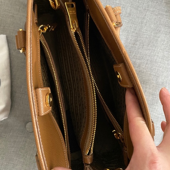 Authentic Prada Tote in Saffiano Lux. - Picture 11 of 15